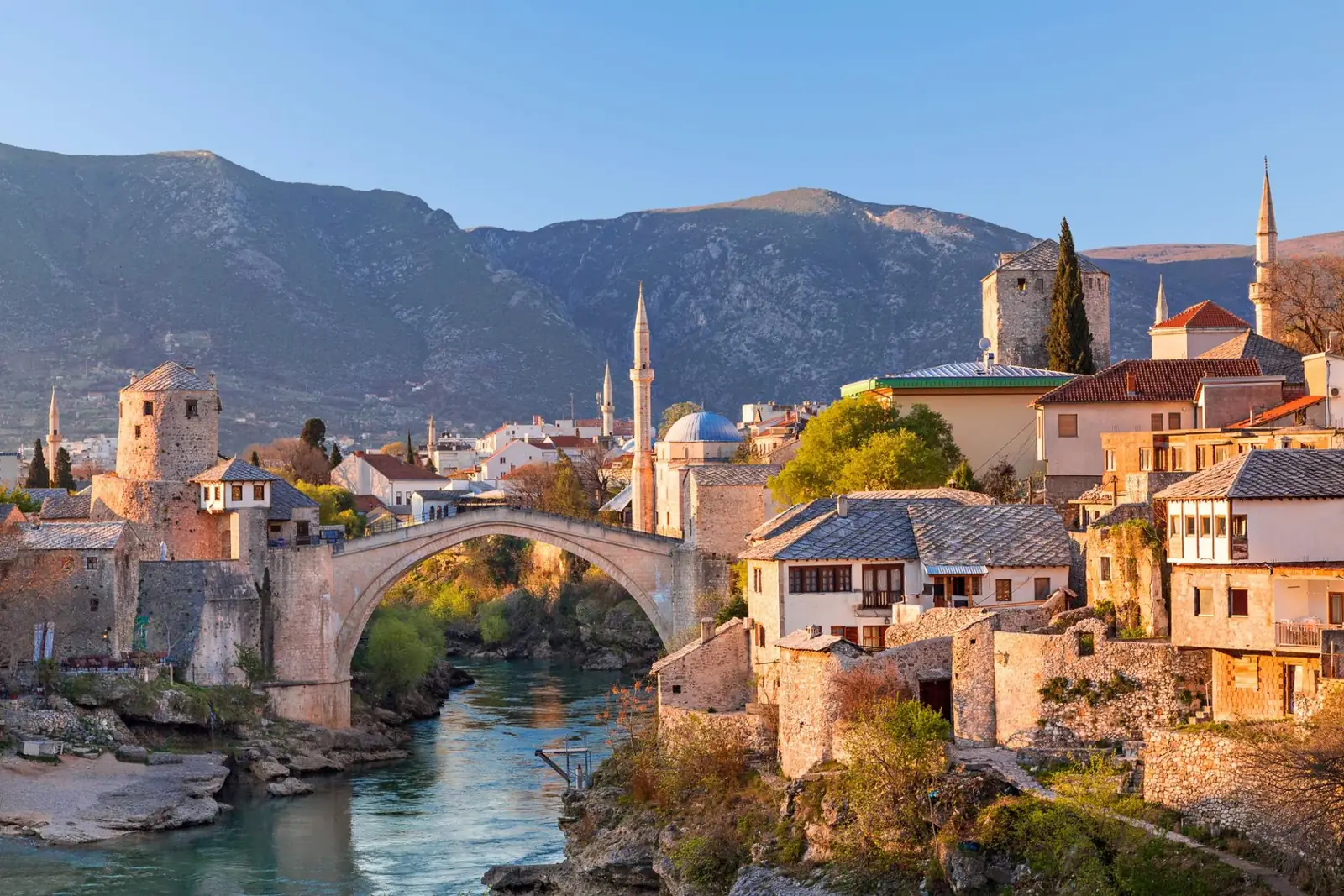 Stari most i obala Neretve u Mostaru